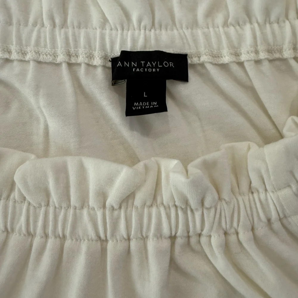 Ann Taylor Womens Large Ivory LS Ruffle Neckline Top Blouse Rayon Cotton L E56 - Picture 2 of 5
